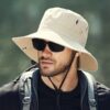chapeau-safari-beige Homme-porte-un-bob-safari-beige-sur-la-tête