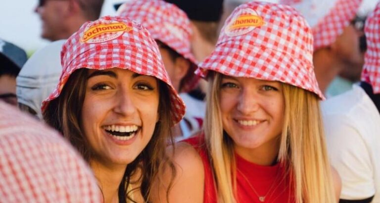2-copines-souriantes-portent-un-bob-cochonou-et-font-la-fête