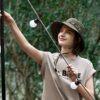 Une jeune femme prend la pose avec son bob chapeau safari