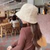 fille-de-dos-avec-bob-chapeau Fille de dos avec un bob mouton sur la tête