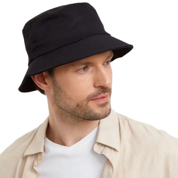 homme-porte-bob-xl Homme avec un bob Xl sur la tête sur un fond blanc