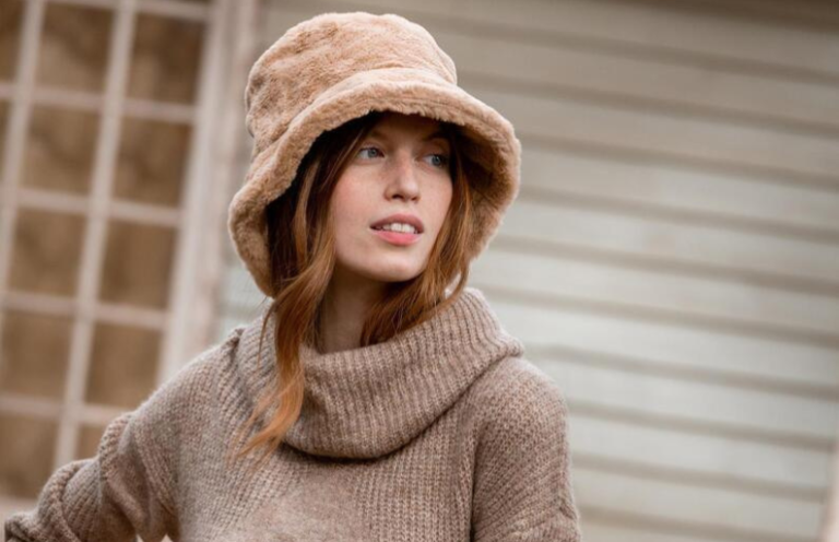 Une femme porte un bob fourrure couleur caramel