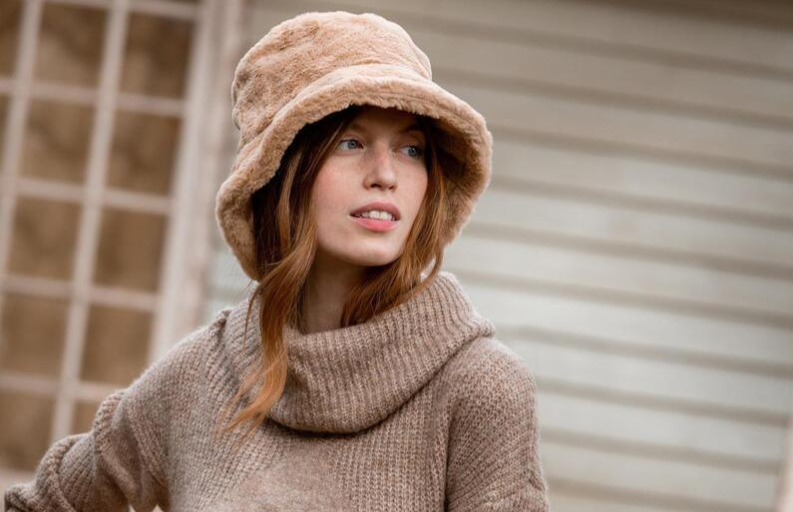 Une femme porte un bob fourrure couleur caramel