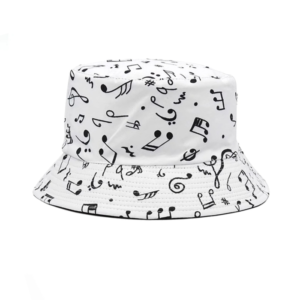 Un bob chapeau blanc avec des notes de musique noires imprimées dessus