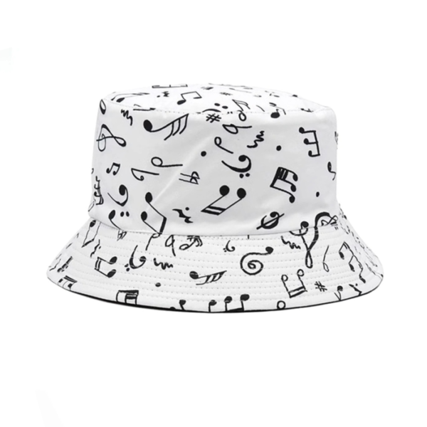 bob-chapeau-melodie Un bob chapeau blanc avec des notes de musique noires imprimées dessus