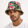 bob-chapeau-motifs-fleuris-pour-les-hommes Un mannequin porte un bob chapeau fleuri sur fond clair
