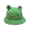 Un bob fourrure vert style grenouille est présenté sur un fond blanc