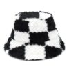 Bob chapeau en fourrure avec des gros carreaux noirs et blancs