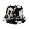 bob-fourrure-panda Un bob en fourrure avec des motifs de panda noirs et blancs