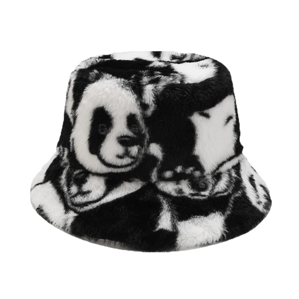 bob-fourrure-panda Un bob en fourrure avec des motifs de panda noirs et blancs