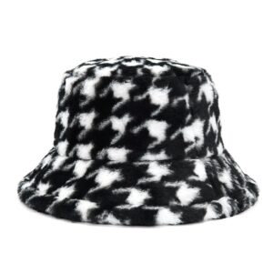 Bob fourrure couleur noiravec des motifs carreaux style pied-de-coq en blanc