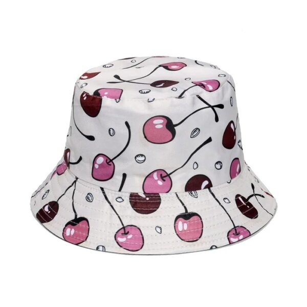 bob-fruit-cerise Un chapeau bob blanc avec des cerises imprimées