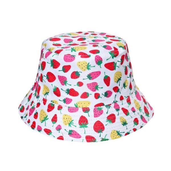 bob-fruits-fraises-multicolores Un bob blanc avec pleins de fraises de toutes les couleurs