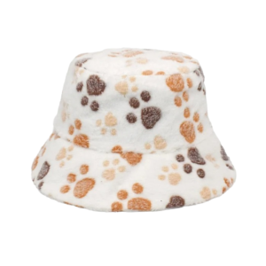 Un bob fourrure blanc avec des empreintes de chat en motif