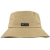 bucket-hat-beige Un bob chapeau beige sur fond blanc