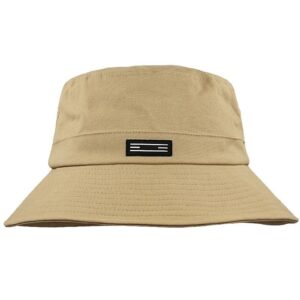 bucket-hat-beige Un bob chapeau beige sur fond blanc