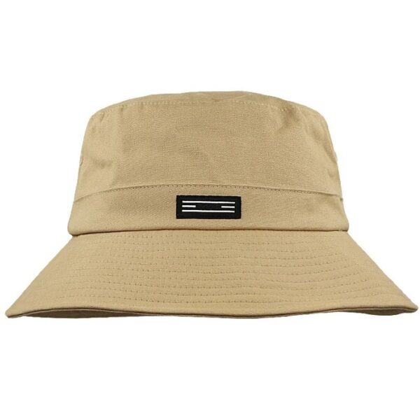 bucket-hat-beige Un bob chapeau beige sur fond blanc