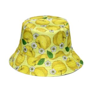 Un bob avec des motifs de fruits sur un fond blanc