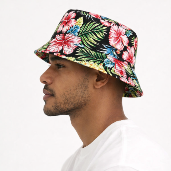 chapeau-bob-fleuri-pour-homme Un mannequin de profil porte un bob chapeau fleuri sur fond clair
