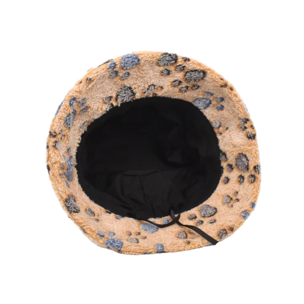 Bucket hat renversé sur le côté et vue sur l'intérieur du chapeau