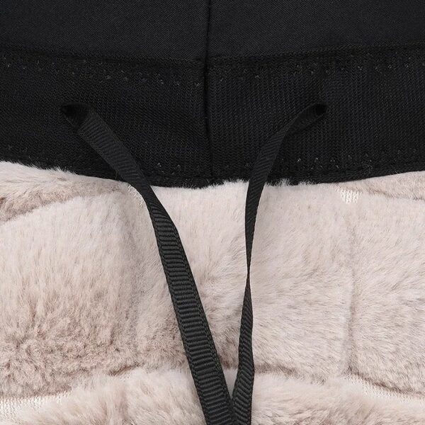 Zoom sur la qualité des coutures et du tissu du chapeau bob velours