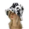 poupee-blonde-porte-bob-fourrure Un mannequin porte le bob en fourrure panda