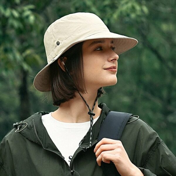 Chapeau-de-pecheur-ficelle-reglable Bob avec ficelle sur la tête d'une femme de profil