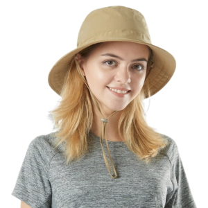 bob-avec-ficelle-femme Femme prend la pose avec son bob avec ficelle sur sa tête