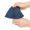 Mains d'homme qui montrent que le bob avec ficelle est pliable