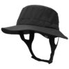 Bob chapeau ficelle couleur noir sur un fond blanc