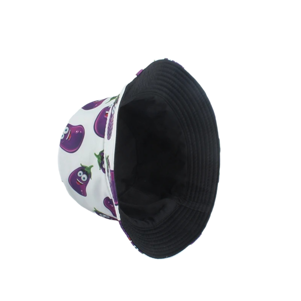 Le bob aubergine est renversé et présente son coté intérieur noir