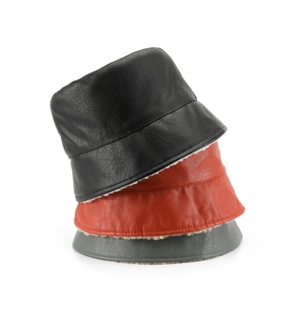 Les 3 bobs chapeaux sont empilés les uns sur les autres