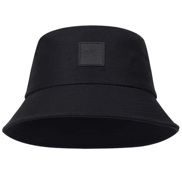 bob-chapeau-elegant-noir Un bob noir uni et élégant avec un logo new york city