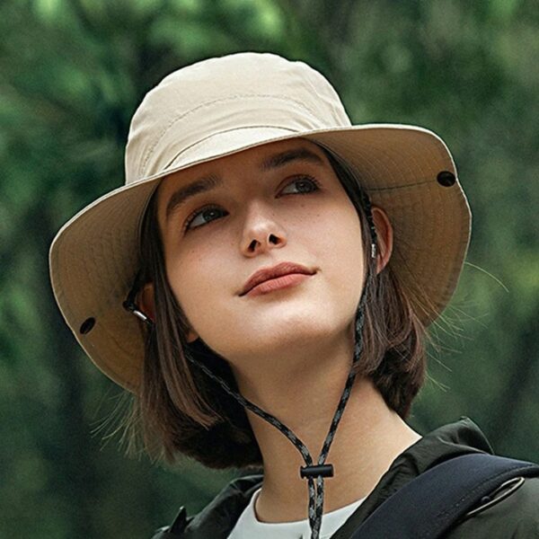 bob-chapeau-ficelle Bob avec ficelle sur la tête d'une femme de face