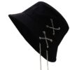 bob-chapeau-gothique-noir Un bob noir style gothique avec des chaînes intégrées