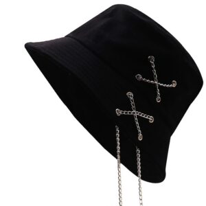 bob-chapeau-gothique-noir Un bob noir style gothique avec des chaînes intégrées