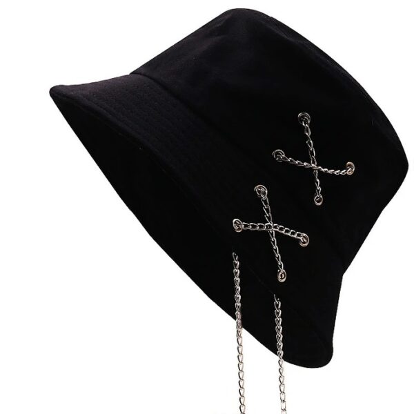 bob-chapeau-gothique-noir Un bob noir style gothique avec des chaînes intégrées