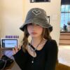 Jeune femme prend la pose avec son bob chapeau en jean sur la tête 2