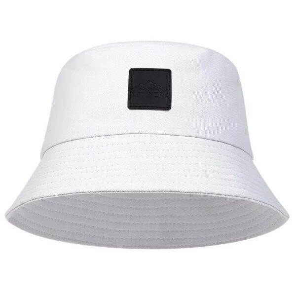 bob-elegant-blanc Un bob blanc uni et élégant avec un logo new york city