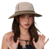 bob-ficelle Femme confiante porte un bob avec ficelle sur la tête