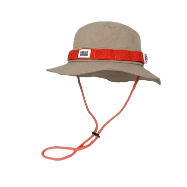 Un bob chapeau avec une ficelle beige style aventurière