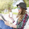 bob-ficelle-bonnie-militaire Jeune femme lit un livre au soleil et porte un bob avec ficelle boonie sur sa tête