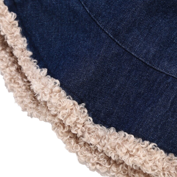 Zoom sur la qualité de la fourrure du bob en jean