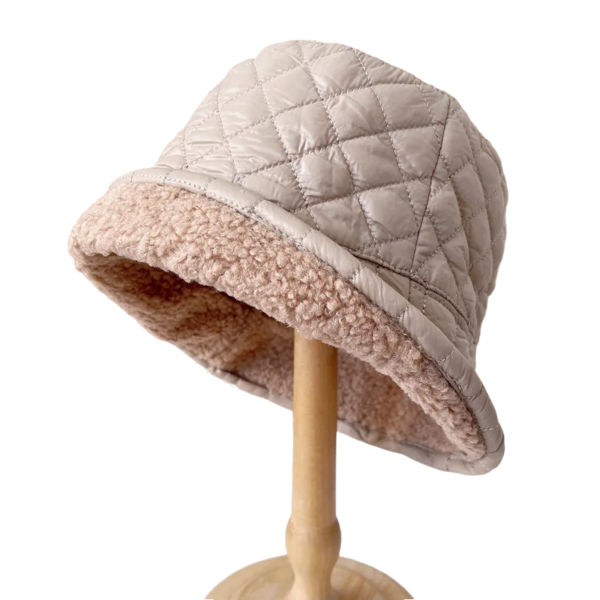 Bob couleur beige réversible avec une face fourrure et une fasse matelassée
