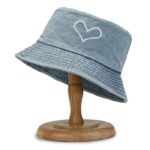 Bob en jean bleu avec un dessin de cœur présenté sur un support à chapeau en bois