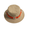 Un bob chapeau montré de dessus fond blanc