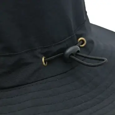 bob-surf-protection-solaire-etanche-leger Un système de maintien par bloque-cordon réglable est intégré à la calotte d'un bob surf noir
