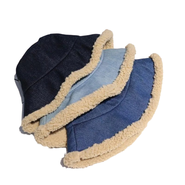Les 3 bobs fourrure en jean sont pliés à plat