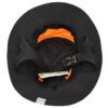 Le chapeau est retourné et montre sont intérieur