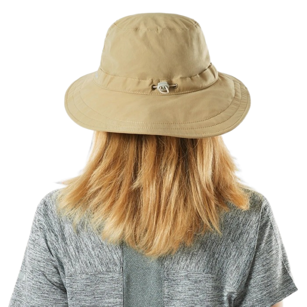 Femme prend la pose de dos avec son bob avec ficelle sur sa tête